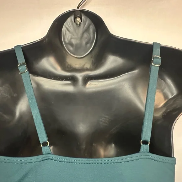 Kate Spade medium Swimsuit cinches at the waist for hourglass silhouette - Picture 3 of 8